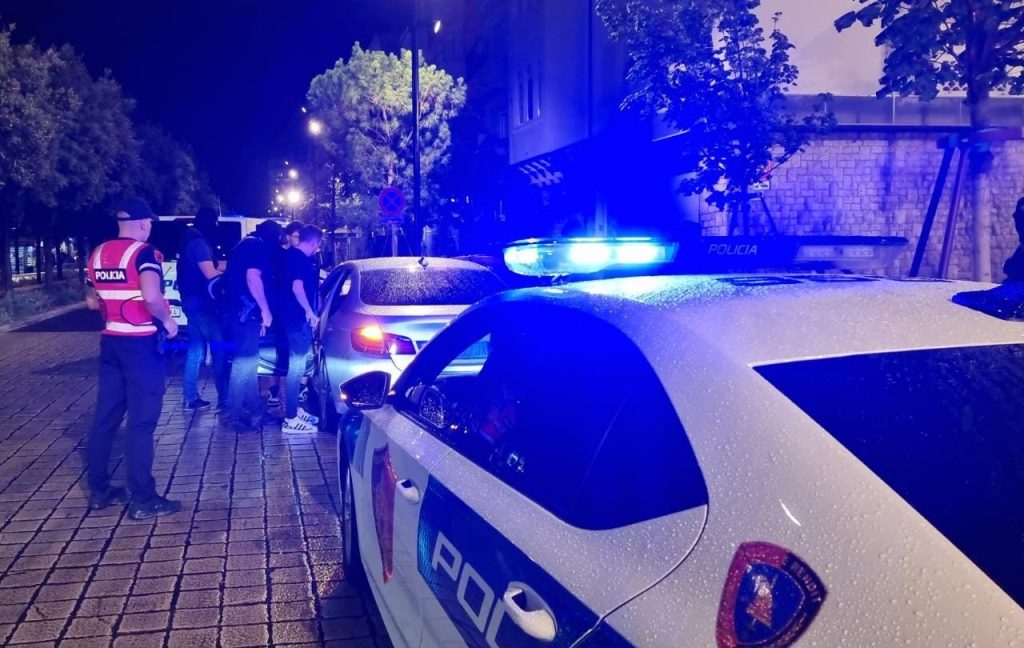 Të shtëna me armë në Lezhë, qëllohet ndaj automjetit ku ndodhej një 33-vjeçar