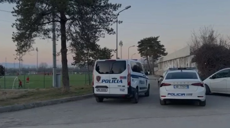 Fëmijët gjejnë një kallashnikov të flakur pranë stadiumit në Korçë, policia nis ekspertizën