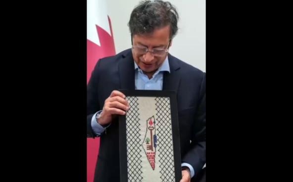 Presidenti i Kolumbisë pozon me hartën e Izraelit të zëvendësuar nga shteti i Palestinës