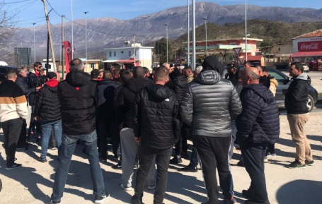 Blegtorët e jugut në protestë: Shteti të mbështesë qumështin vendas