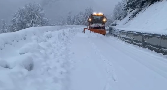 Reshje të dendura dëbore në Shkodër, probleme me energjinë në disa fshatra