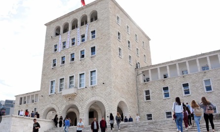 Iku gjysma e vitit akademik, studentët në nevojë dhe ekselentë ende nuk kanë marrë bursat
