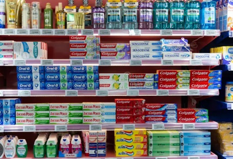 Shtohet numri amerikanëve që refuzojnë pastën e dhëmbëve me florur, industria e quan veprimin ‘qesharak’