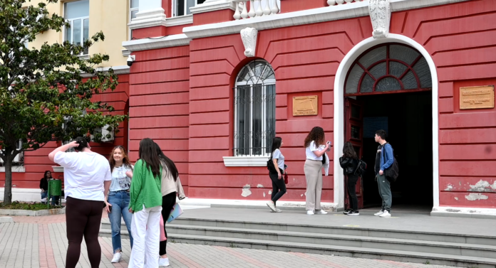 83% e studentëve janë vajza, djemtë zgjedhin të emigrojnë