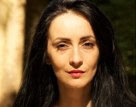 ‘Hiqen si këngëtare por e shesin veten si eskorta’, Zhaku dënon skenën materialiste të ‘muzikës shqiptare’