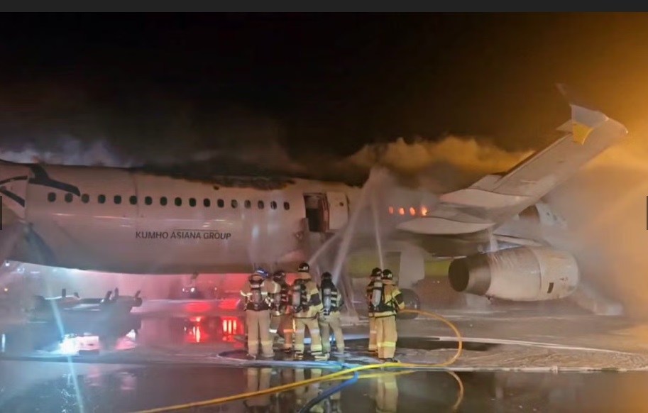 Linja ajrore ndalon bateritë karikuese në bagazhe pas zjarrit horror në avion