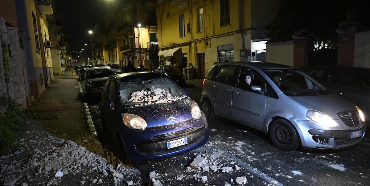 Tërmet i fortë në Napoli: Banorët lënë shtëpitë, mbyllen shkollat