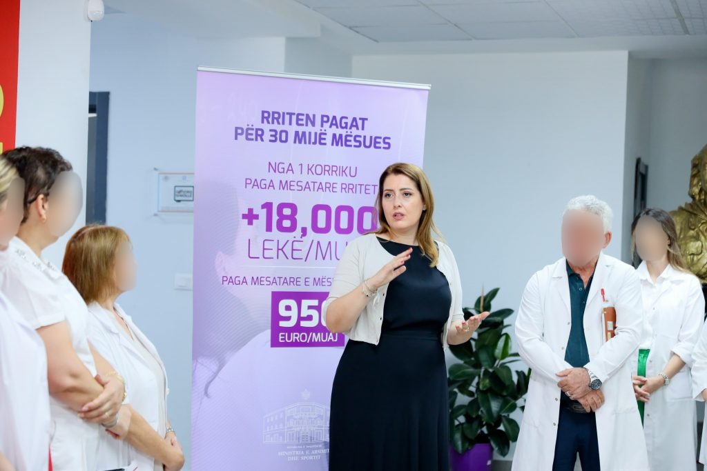 “Na poshtrojnë për vota!” Mësuesit ankohen pas testit ngelës, i kërkojnë llogari ministres