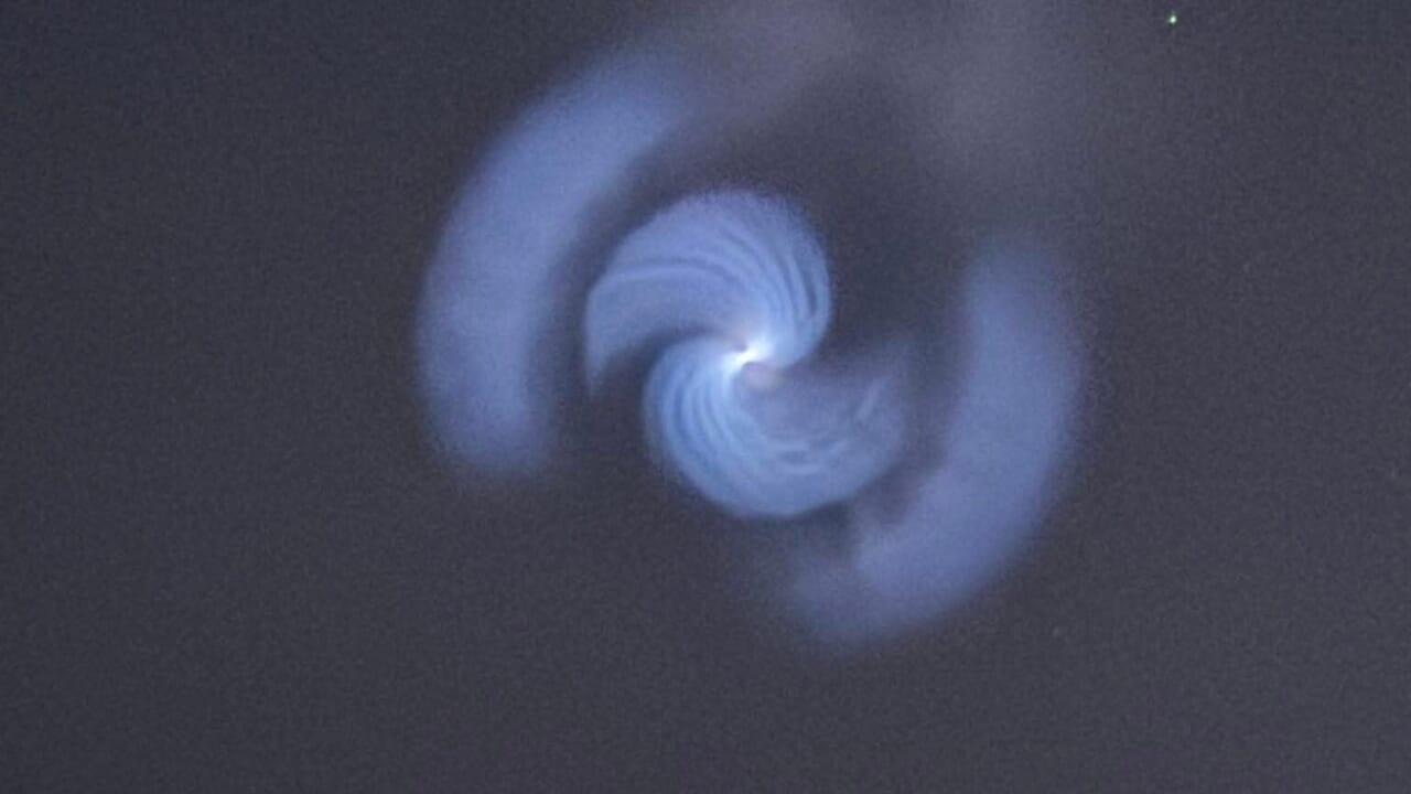 Spiralja misterioze me dritë blu i mahnit të gjithë