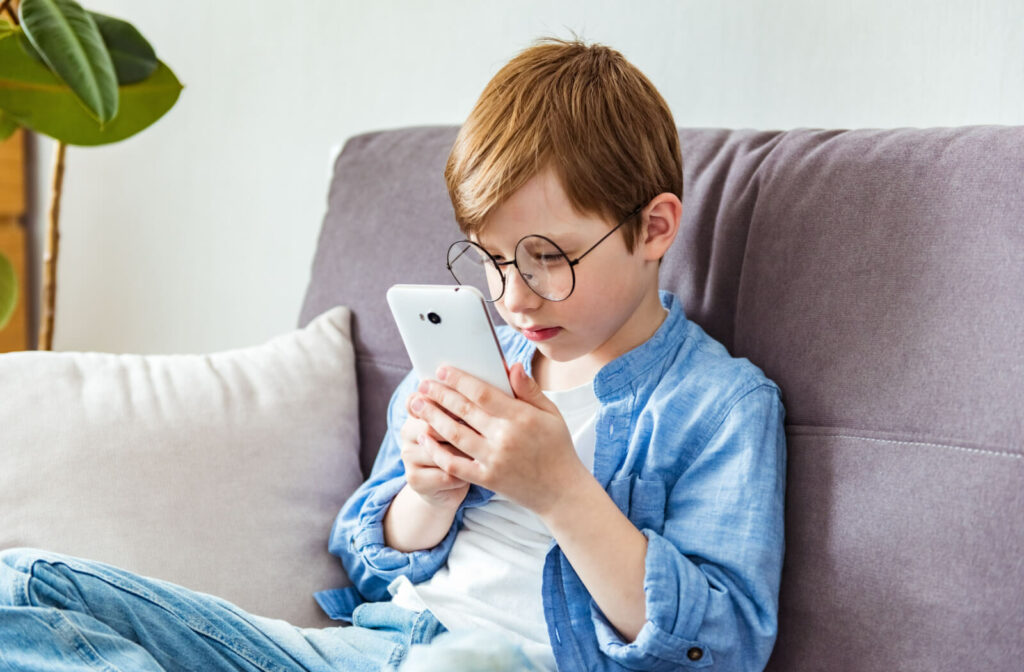“Përdorimi me orë të gjata i telefonit dhe tabletit, 3 nga 10 fëmijë janë miopë”