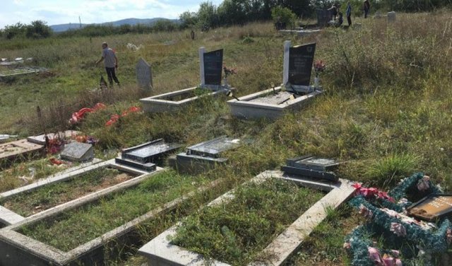 Dhunohet varreza në Berat, hajdutët thyejnë varret dhe vjedhin objektet me vlerë