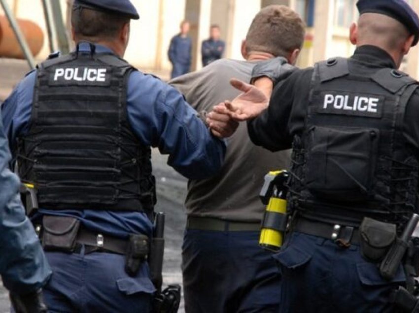 Pengoi policët në kryerje të detyrës, arrestohet një person në Prishtinë