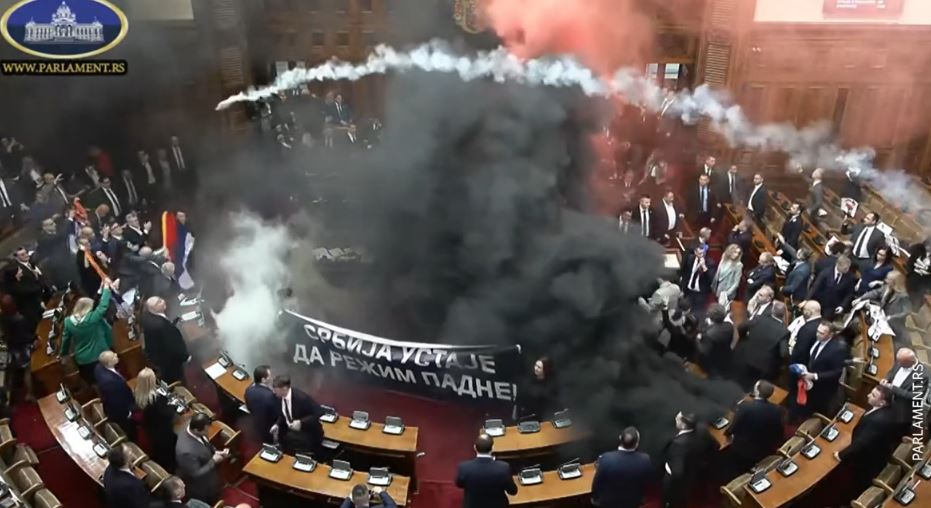 Incident në kuvendin e Serbisë: Opozita hedh mjete piroteknike në shenjë proteste