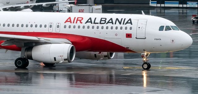 “AirAlbania shtyn dhe anulon fluturimin, merr lekët dhe s’jep arsye”