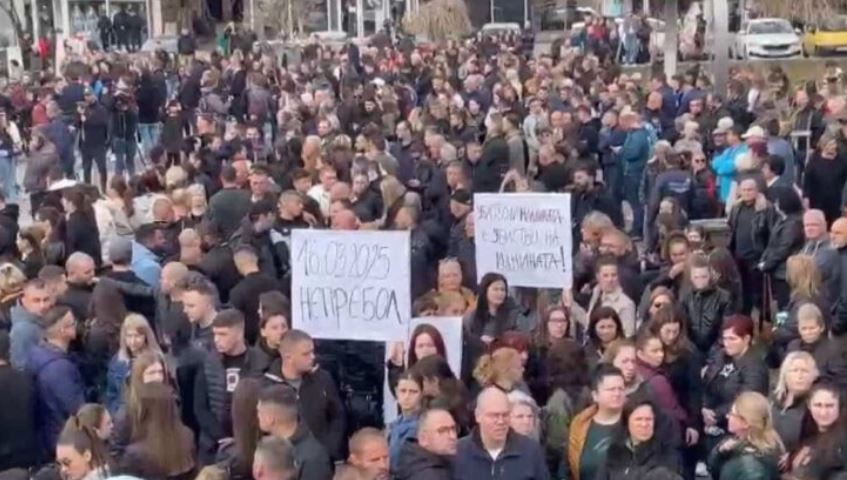 “Vrasja e rinisë është vrasje e së ardhmes”, Protestë në Koçan pas tragjedisë me 59 viktima