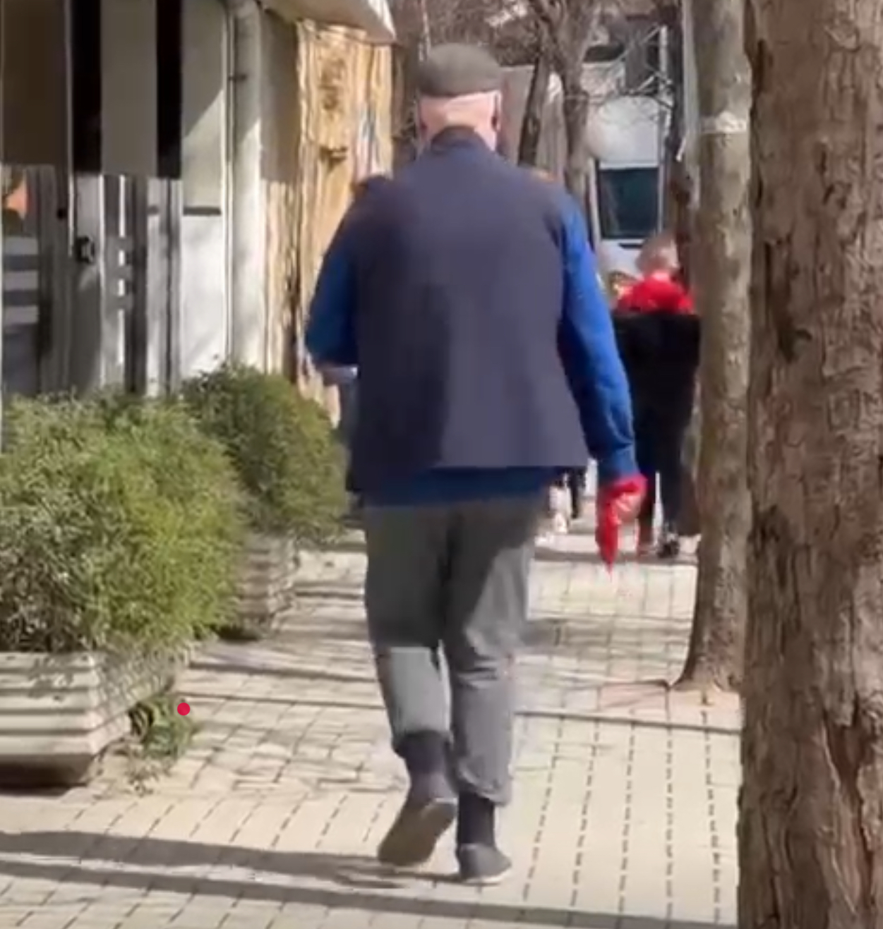 “I moshuari i drejton agresivisht në fytyrë femrave në rrugë një send të mbuluar!”