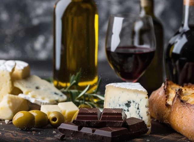 Konsumimi i çokollatës së zezë, djathit dhe verës së kuqe mund të zgjasë jetën