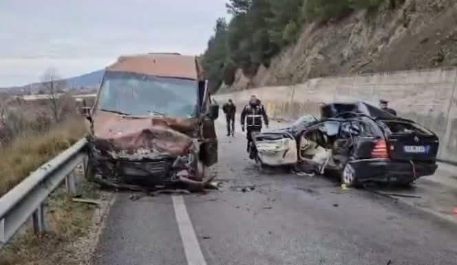 Furgoni përplaset me “Benzin” në aksin Elbasan-Peqin, ndërrojnë jetë nënë e bir