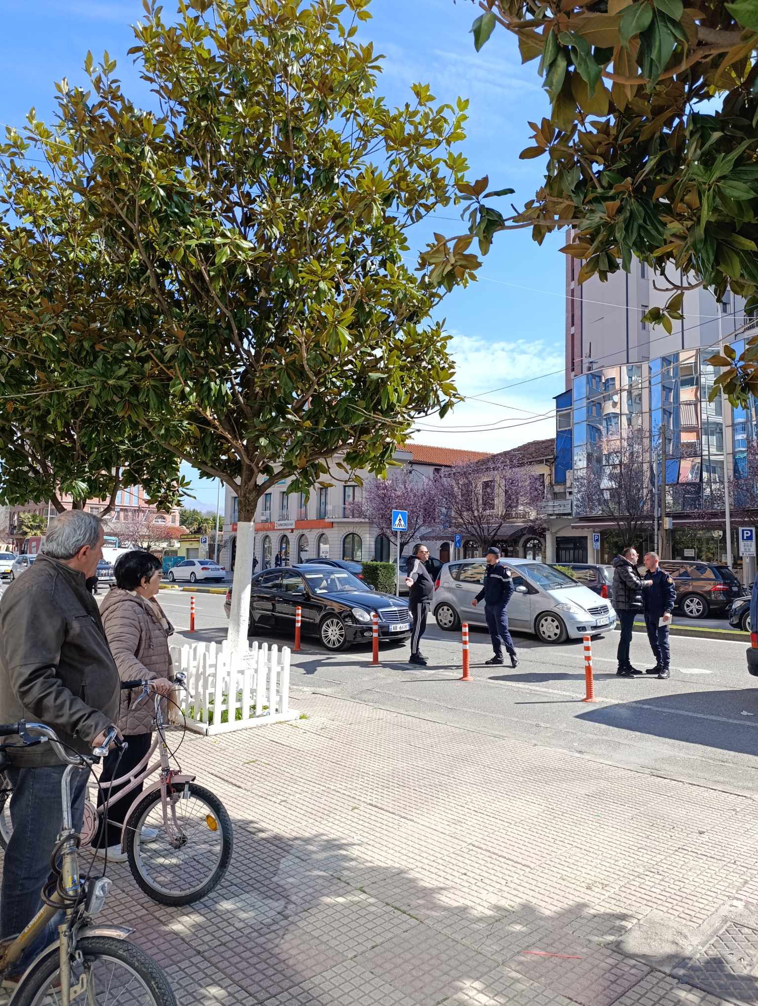 Kjo është Shkodra! Të fortët bëjnë ligjin, përplasen me policët e rinj vetëm se u gjobitën
