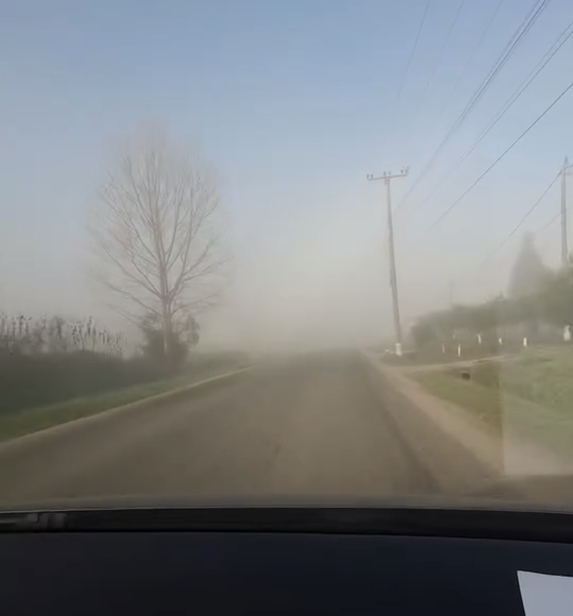 Pamje apokaliptike në Shijak! Tymi i mbeturinave mbulon gjithçka
