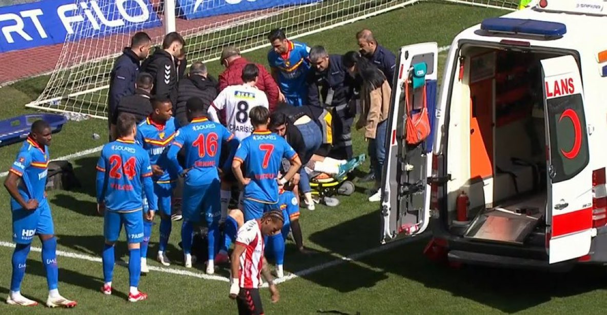 Dëmtohet Rei Manaj, largohet nga fusha me ambulancë