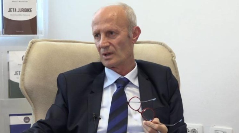 5 studentë ‘të fuqishëm’ magjistraturës i bëjnë shantazh drejtorit pasi u kapën me kopje