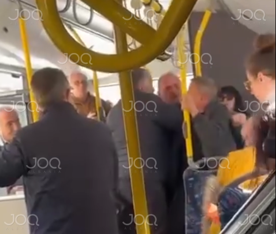 E ofendoi rëndë, fatorino godet me grusht pasagjerin e dehur brenda në urban