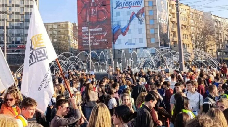 Revolta popullore kundër Vuçiçit trondit Serbinë: Grevë e përgjithshme dhe protesta masive