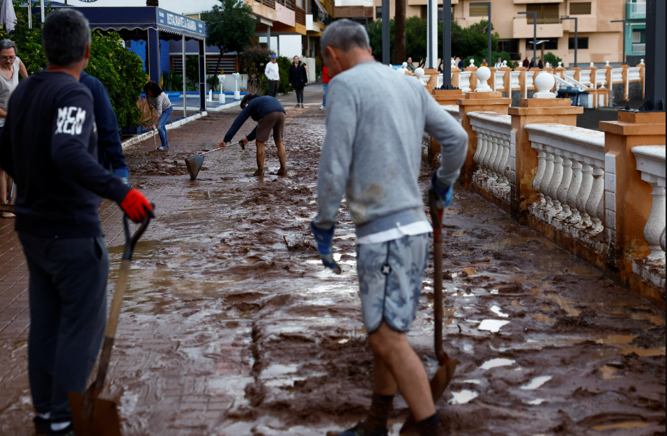 Rrugët përmbyten, makinat në det, Gran Canaria në Spanjë në emergjencë
