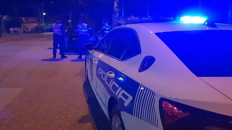 Përplasi për vdekje 2-vjeçarin në Kamëz dhe u largua nga vendngjarja, arrestohet shoferi