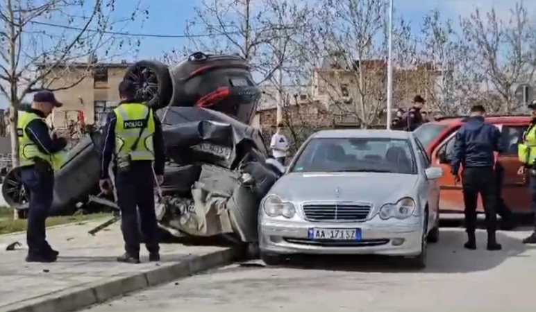 Fuoristrada luksoze përplaset me forcë e përmbyset, drejtuesi në spital në Vlorë