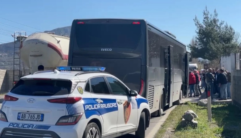 Autobusi i kampit të Gjadrit përfshihet në aksident të trefishtë në aksin Lezhë-Shkodër