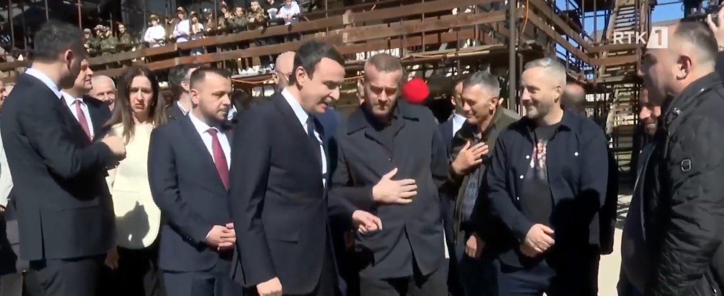 “PDK, PDK”, dëgjohen brohoritma teksa Kurti viziton kullën e Jasharajve