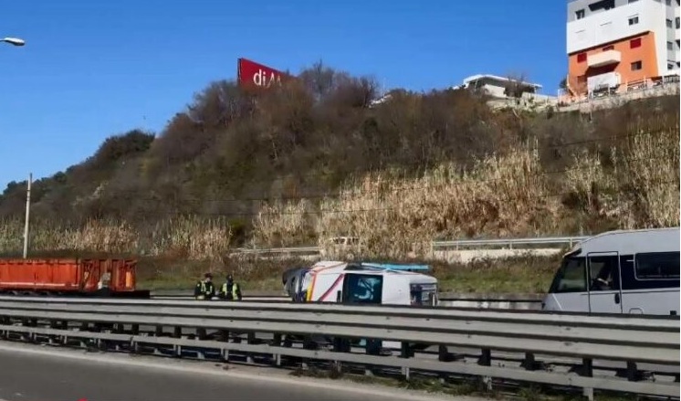 Ambulanca përmbyset në mes të rrugës, mes të plagosurve dhe pacienti