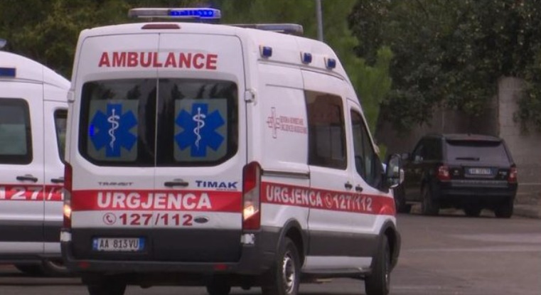 30-vjeçarja nga Përmeti humb jetën teksa transportohej me ambulancë drejt spitalit