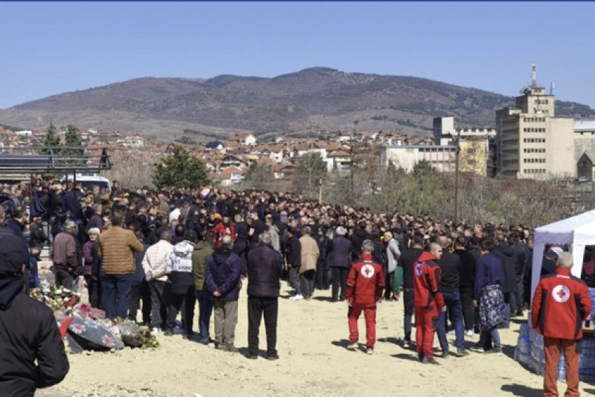 Përcillen në banesën e fundit 59 viktimat e tragjedisë së Koçanit