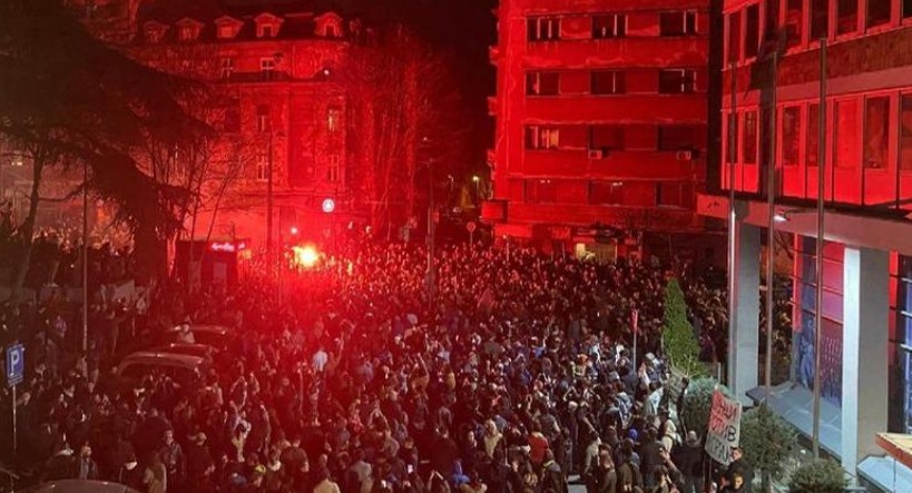 Studentët bllokojnë televizionin publik në Beograd para protestës madhore të të shtunës