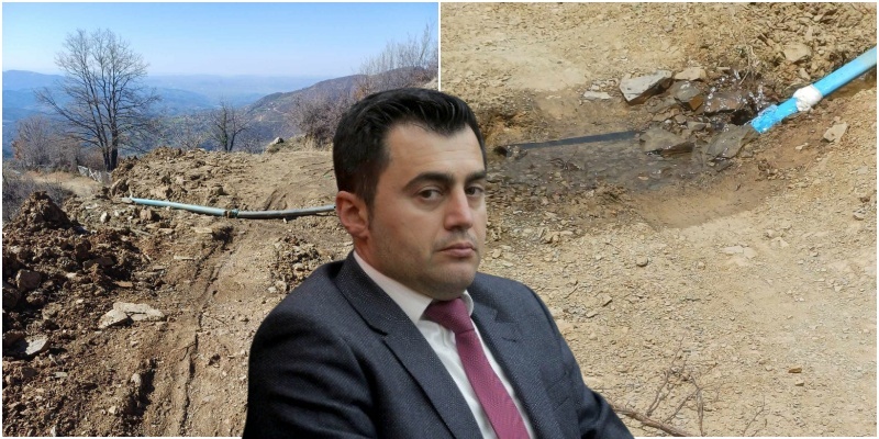 Tubi i ujësjellësit në Elbasan mes rrugës së pashtruar të fshatit, i lidhur me ngjitëse plastike