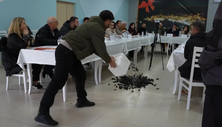 Fermerët protestues në Butrint hedhin kova me midhje në mbledhjen e Këshillit Bashkiak