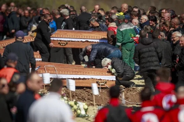 59 viktimat e tragjedisë në Koçan u dërguan sot në banesën e fundit