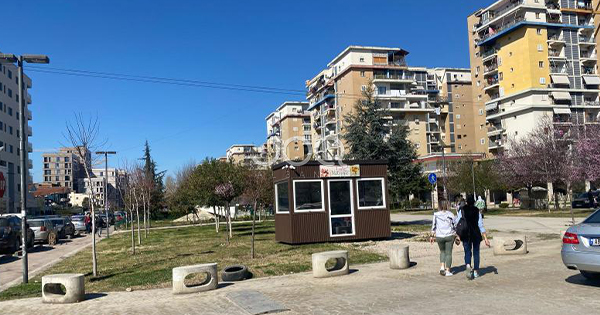 “Patronazhisti” me kioskë në mes të lulishtes, banorët e Fushës së Aviacionit të revoltuar