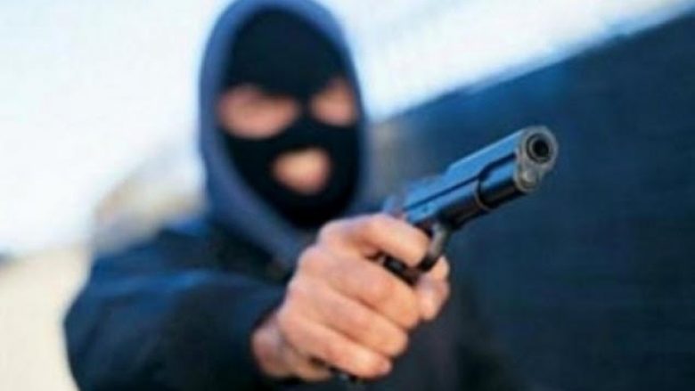 Grabitje e armatosur në një market në Ferizaj, të dyshuarit nën kërcënimin e armës vjedhin një mijë euro