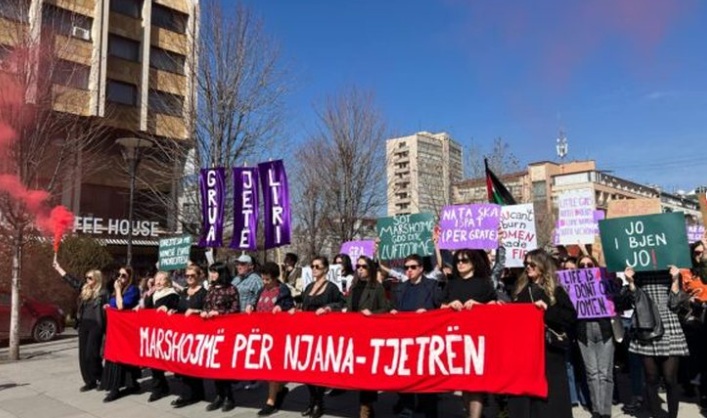 Gratë në Prishtinë hedhin tymuese ndaj policisë dhe gjykatës në marshimin e 8 marsit