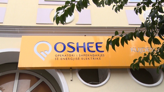 Pa energji prej disa orësh, OSHEE tallet me banorët e Laknasit: S’ka mundësi të jeni pa drita!