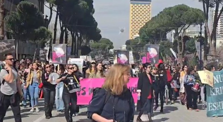 Transgjinorë me slogane provokuese ‘marrin peng’ marshimin e grave për 8 Marsin në Tiranë