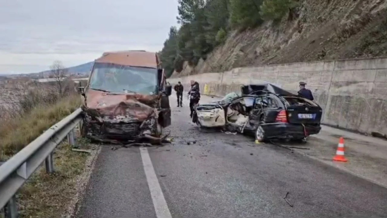 Aksidenti tragjik në Elbasan: Përkeqësohet gjendja e 3 të plagosurve, nisen me urgjencë në Tiranë