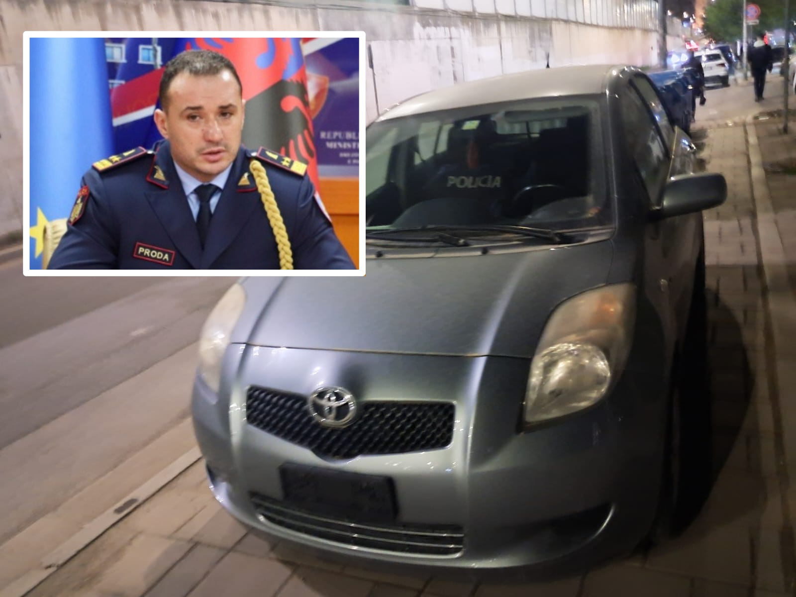 Polici i heq targat makinës private dhe tregon xhaketën për të parkuar në trotuar