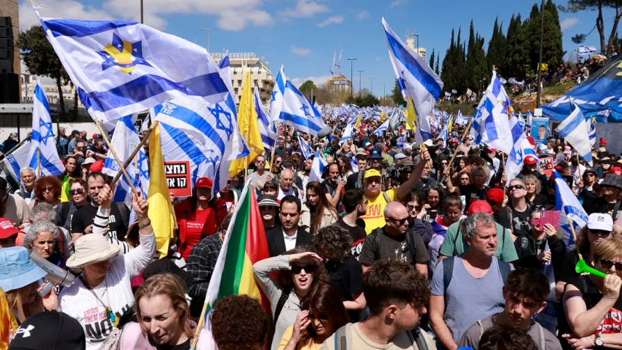 Izraelitët protestojnë kundër ‘qeverisë së luftës’ pas rinisjes së bombardimeve në Gaza