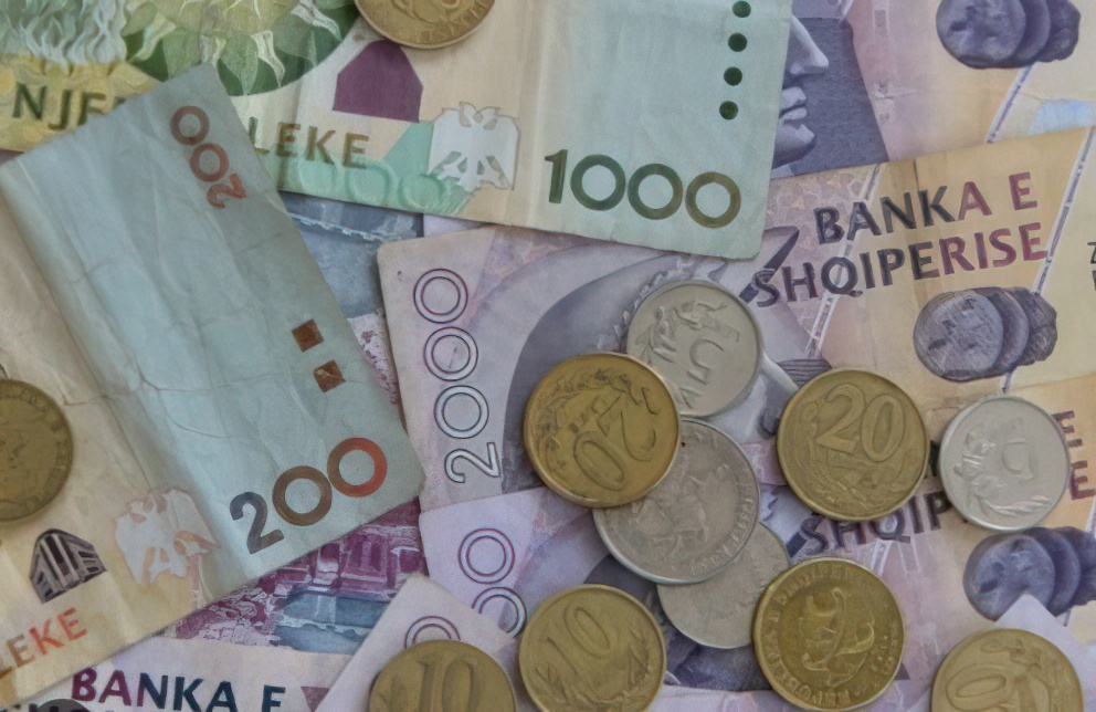 Rritet volumi i parasë “cash” në qarkullim, 422 mld lekë jashtë bankave shqiptare në janar