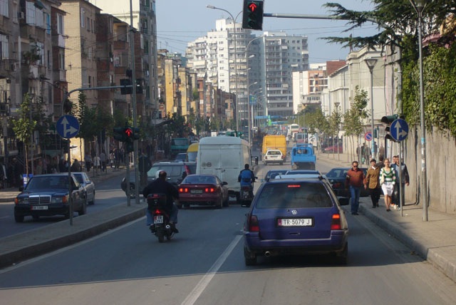 Burri bie për vdekje në gropën e pallatit në ndërtim në qendër të Tiranës